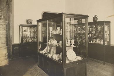 Expozícia keramiky na 1. poschodí Apponyiho paláca