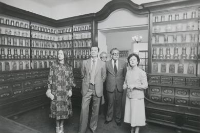 Mária Antolíková (vpravo) sprevádza hostí v expozícii farmácie v roku 1980