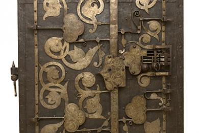 Dvere so zložitým zámkovým mechanizmom, kované a zlátené železo, oceľ,  Bratislava – Stará radnica, 2. polovica 16. storočia  