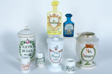 Sklené, porcelánové a fajansové stojatky a nádobky na liečivá, 17. – 19. storočie
