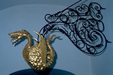 Vývesný štít lekárne U zlatého Grifa, kované železo, čiastočne pozlátené, 19. storočie