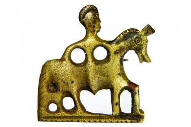 Zoomorfná bronzová spona – jazdec na koni