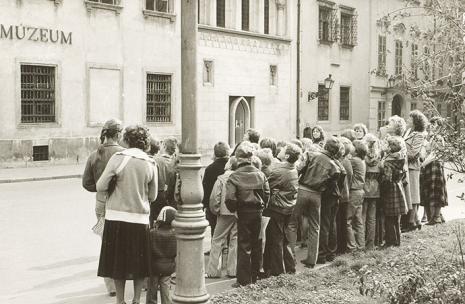 Žiaci bratislavských škôl pred Starou radnicou v roku 1981