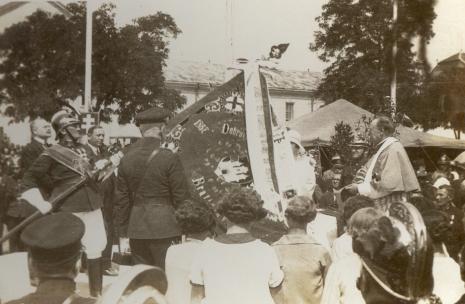 Ľudovít Okánik pri posviacke zástavy 19. júna 1927, oslava 60. výročia založenia   Dobrovoľného hasičského a záchranného zboru v Bratislave, © MMB