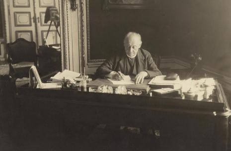 Ľudovít Okánik v kancelárii starostu (Primaciálny palác tzv. Zlatý salónik) po roku 1923, © MMB