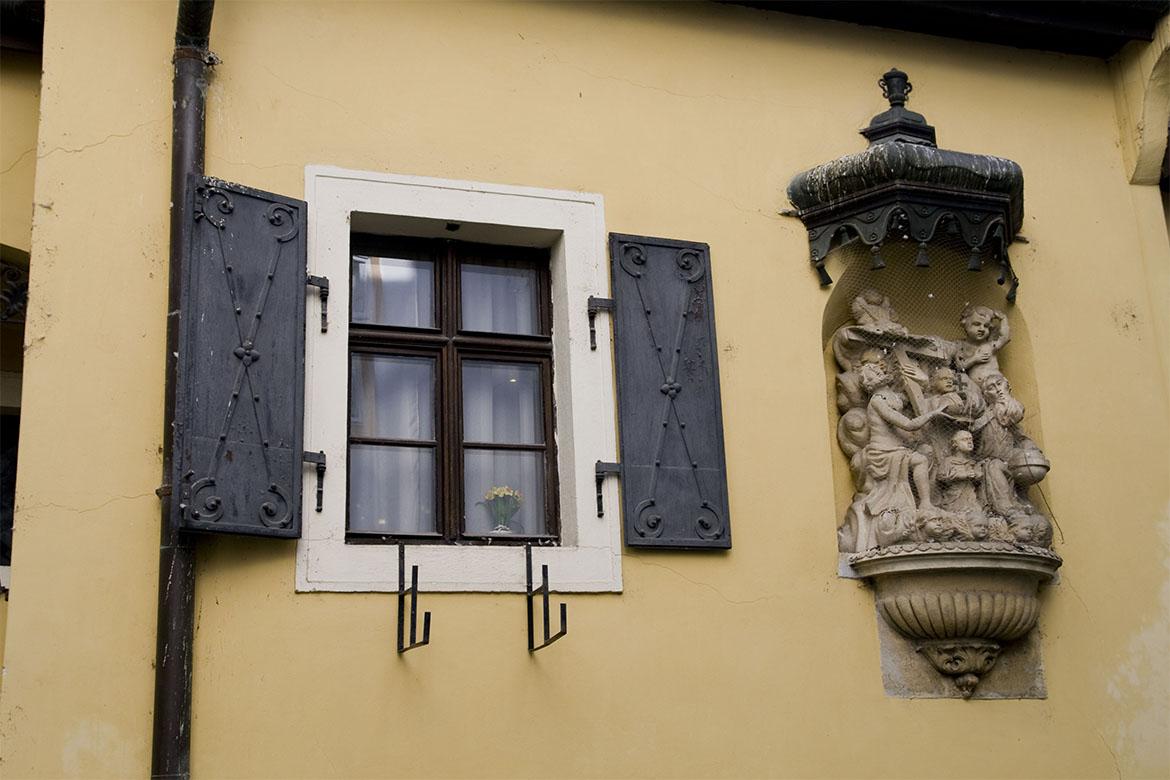 Barokový reliéf Korunovácia Panny Márie, pol. 18. stor.