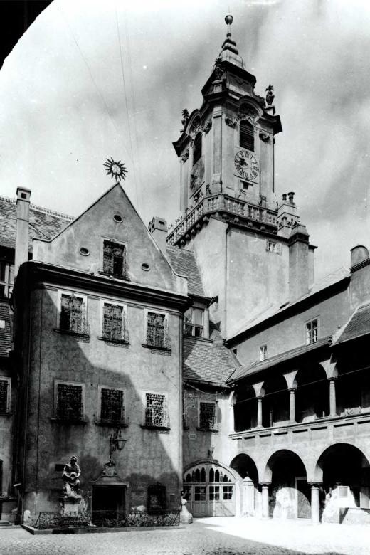 Nádvorie Starej radnice v roku 1947